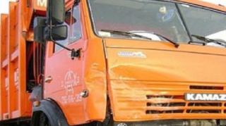 “KamAZ” yol kənarında dayanan piyadanı vurdu 