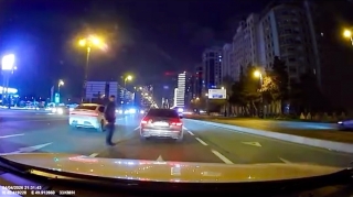 Bakıda piyadanın təhlükəli manevri: 10 zolaqlı yolda ölümə meydan oxudu   - VİDEO