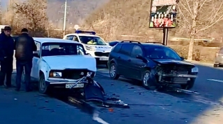 Qəbələdə “VAZ” və “Renault” toqquşdu   - VİDEO