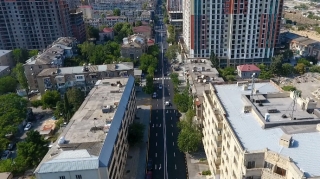 Sürücü maşını məhəllənin girişində saxlayıb səkini də zəbt etdi – 10-RD-199 - FOTO 