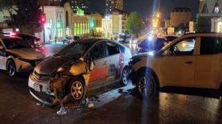 Bakıda iki avtomobil toqquşub, xəsarət alanlar var - FOTO 