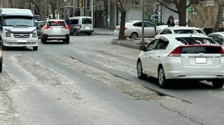 Dövlət qurumu dağıtdığı yolu düzəltməyi "unutdu" - Sürücülər əziyyət çəkir   - FOTO