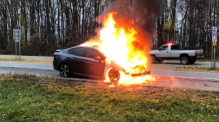 Gəncədə hərəkətdə olan "Passat" yandı 