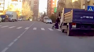 Keçidin qarşısını tutan yük maşını sürücü və piyadaları təhlükəyə atdı   - VİDEO