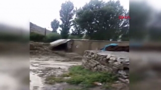 Seldən xilas olmaq üçün evlərinin damına çıxıb saatlarla yardım gözlədilər - VİDEO