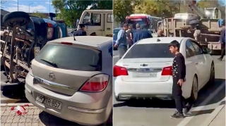 Gəncədə yüklə dolu “Qazel” park edilmiş maşınların üzərinə aşdı   - VİDEO