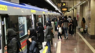 Tehran metrosunda “Qadın, həyat, azadlıq” şüarı yazıldı