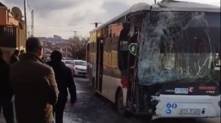 ДТП в Баку с участием автобусов: есть пострадавшие  - ВИДЕО