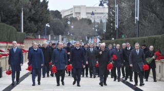 Rəqəmsal İnkişaf və Nəqliyyat Nazirliyinin kollektivi Şəhidlər xiyabanını ziyarət edib - FOTO 