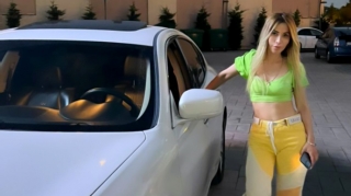 İş adamı azərbaycanlı müğənniyə bahalı avtomobil HƏDİYYƏ ETDİ - FOTO  