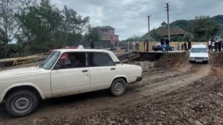 Astarada sel sularının dağıtdığı körpüdə hərəkət bərpa OLUNDU - FOTO  