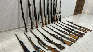 Qanunsuz saxlanılan silahlar polisə təhvil verildi   - FOTO