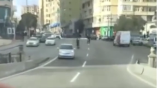 Körpüyə "protiv" girib geriyə hərəkət edən sürücü  - VİDEO