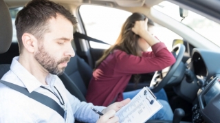 Sürücülük imtahanından kəsilən gənc atası ilə təlimçini döydü - VİDEO 