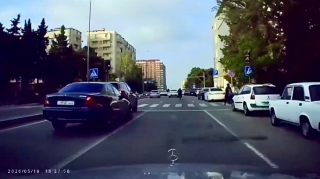 Bakıda ara məsafəsini gözləməyən sürücü öndəki avtomobili vurdu 
