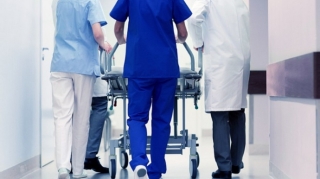 Abşeronda avtomobilin vurduğu piyadanın ayağı sınıb 