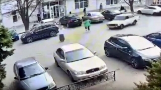 Keçiddən keçməyən 72 yaşlı qadını maşın vurub öldürdü - VİDEO 