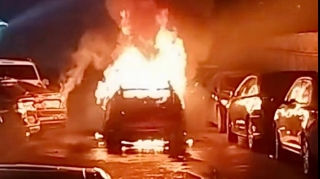 Xətaidə “Prius” anidən partlayaraq alışdı, yanğın digər maşınlara da keçdi   - VİDEO