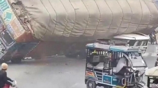 Hindistanda dəhşətli yol-nəqliyyat hadisəsi – VİDEO 