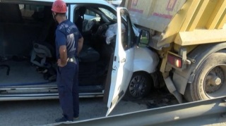 В Стамбуле микроавтобус с рабочими врезался в грузовик, есть пострадавшие   - ФОТО