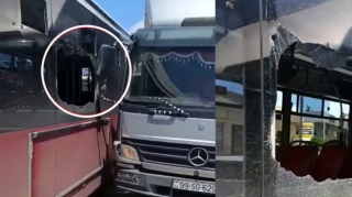 Binəqədidə avtobusla yük maşını toqquşub - VİDEO 