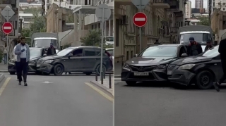 Bakıda iki maşın toqquşdu - VİDEO