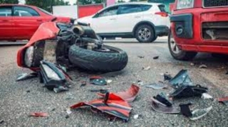 Bakıda motosiklet avtomobillə toqquşdu, sürücü xəsarət aldı 