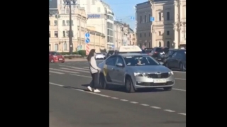 Küçədəki qızın hərəkəti şok yaratdı - VİDEO