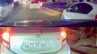 Masazırda qayda pozan sürücü avtomobilə ziyan vurdu – üstəlik özünü haqlı bildi   - VİDEO