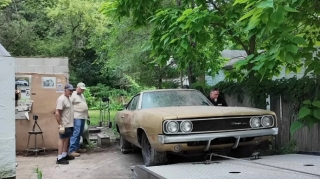 ABŞ-də köhnə anbarda 200 min dollarlıq avtomobil tapıldı - FOTO