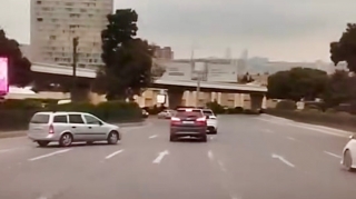 Yola baxmadan orta zolağa keçən sürücü qəza riski yaratdı   - VİDEO