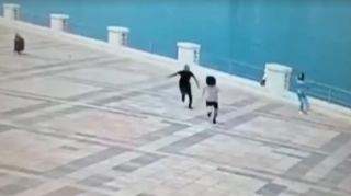 Bulvarda qadına qarşı əxlaqsızlıq edən şəxsin VİDEOsu 