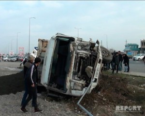 Goranboyda iki yük maşını toqquşub, biri dərəyə aşıb - FOTO