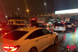 Bakı-Sumqayıt şosesində avtomobil yanır, yolda tıxac yaranıb