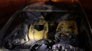 İdarə rəisinin avtomobili evinin qarşısında yandırılıb - FOTO