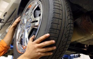 Təmir zamanı təkər ustanın başına düşdü - Bakıda