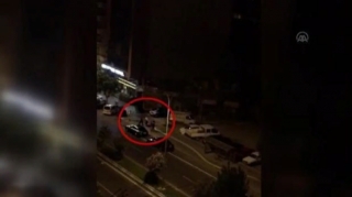 İnsanların gözləri önündə qadını yumruqladı  - VİDEO