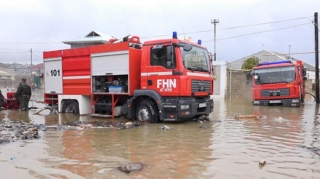 Bakının bir sıra yerlərində evləri yağış suları basıb