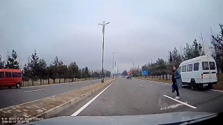 Avtobusdan düşən kimi yola qaçan qadın qəzanın bir addımlığından döndü   - VİDEO