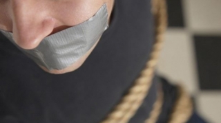 Girov saxladıqları şəxsin atasından 30 min dollar alan dəstə üzvləri MƏHKƏMƏ QARŞISINDA