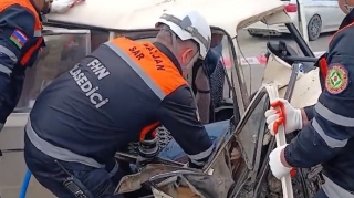 Maşında sıxılı qalan 26 yaşlı gənc belə xilas olundu - VİDEO