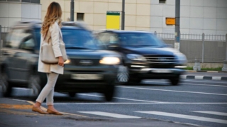 Yolu keçmək istəyən piyadanı maşın vurdu 