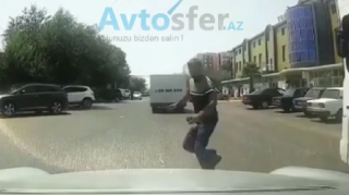 Bakıda özünü avtomobilin önünə atan piyada ölümlə üz-üzə qaldı   - VİDEO