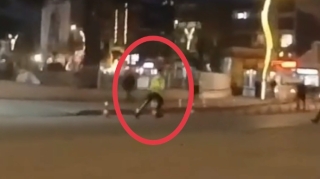 Qaça-qaça gələn yol polisi əməkdaşı xanım sürücünü qorxutdu - VİDEO 