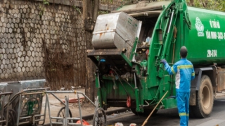 Zibil maşınının içərisindən diri qadın tapıldı - VİDEO 