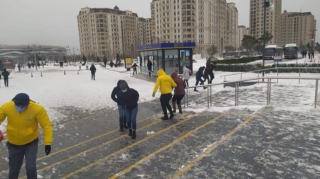 BNA əməkdaşları və könüllülər qarda belə işlədi  - FOTO