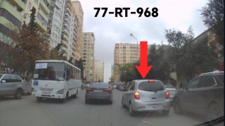 В Хырдалане водитель ради удобства припарковался во втором ряду — 77-RT-968 — ВИДЕО 