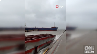 Qara dəniz sahillərində fırtına yük gəmisini iki hissəyə böldü