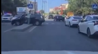 Düzgün dönə bilməyən “Prius” qəza törətdi  - VİDEO