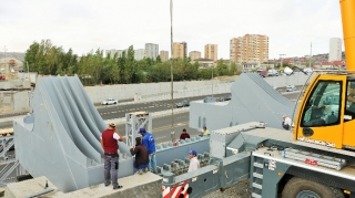 Sumqayıt yolunda yeni körpünün aşırım tirləri montaj edilir  - FOTO